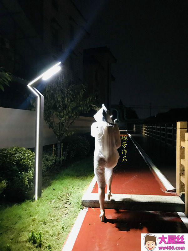 台风前的露出，雨有点大～依然是想在外面雨夜口交～口含棒根，缠吮轻嘬舒爽动情常常出其不意