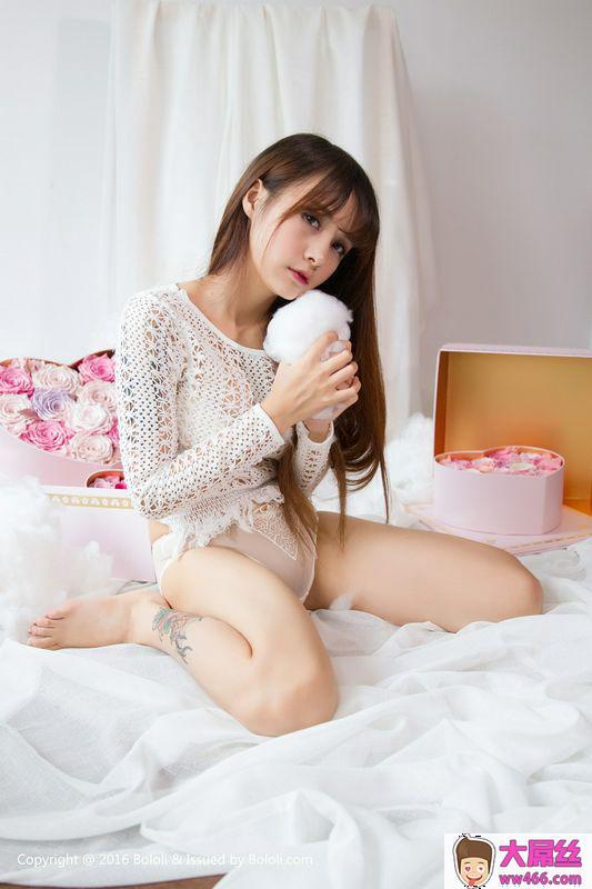 嫩模夏美酱捧花美少女白色内衣秀傲人豪乳诱惑写真