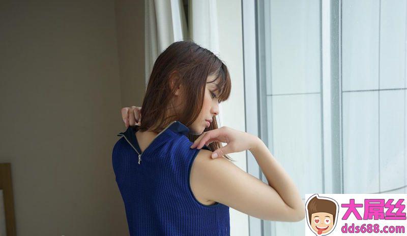 美女が服を脱ぎかけてるエロ画像