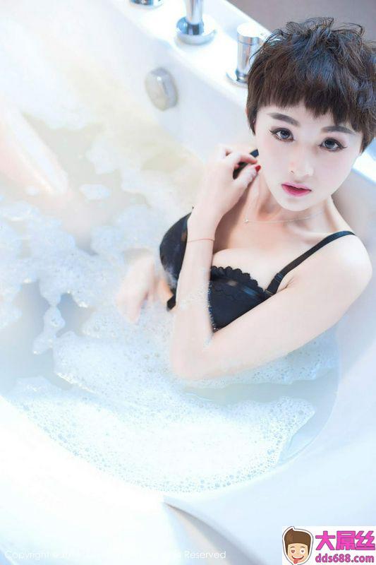 短髮美女kiki雪白肌肤完美曲缐浑身散发独特气质