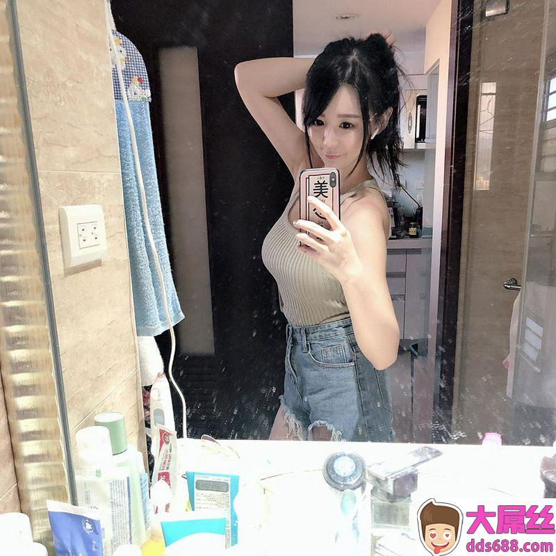 张摸摸天菜奶妹乳震的引发网友暴动火辣身材超诱人