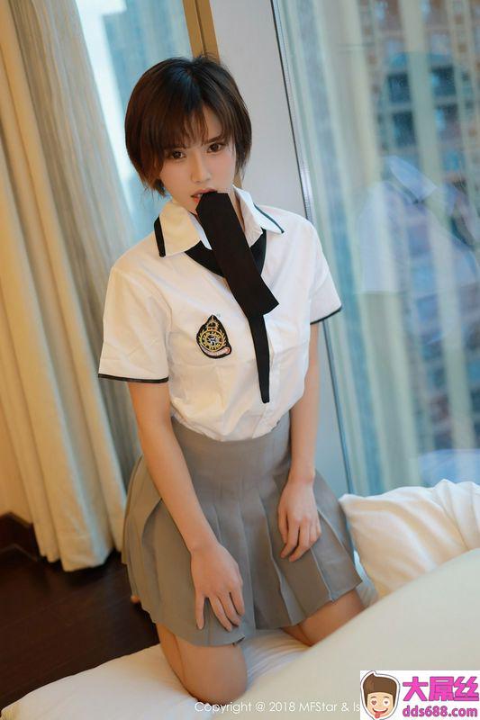 嫩模小姿2002私房学生制服半脱白衬衣露性感美胸写真