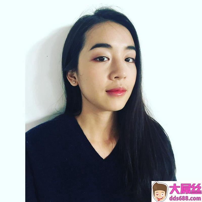 超清秀正妹Eliza换上比基尼整个大反差