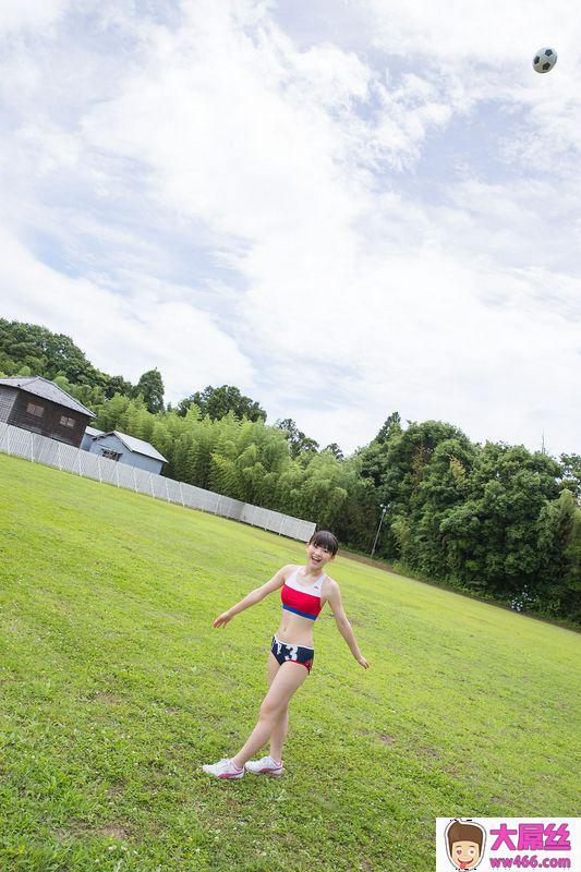 运动足球少女香肩美腿户外诱惑沢村りさ