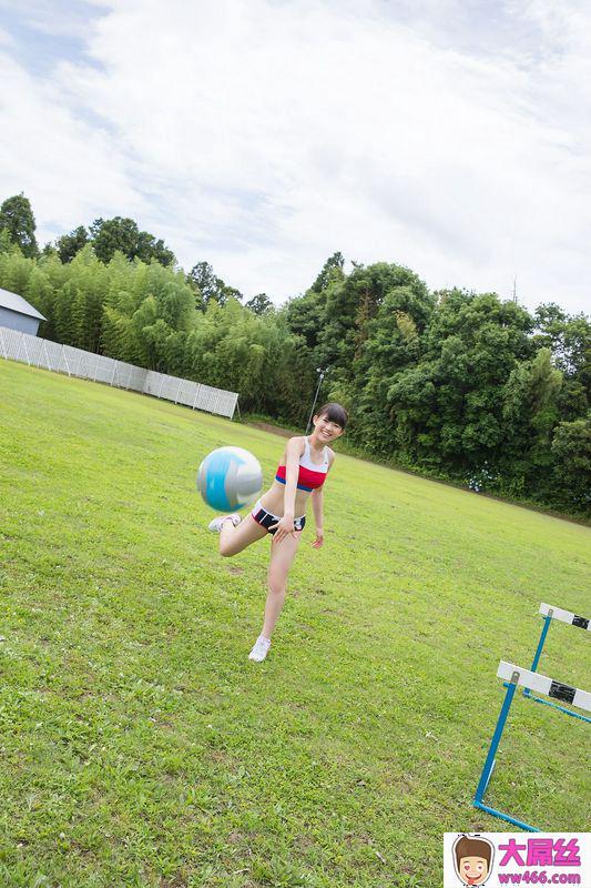 运动足球少女香肩美腿户外诱惑沢村りさ