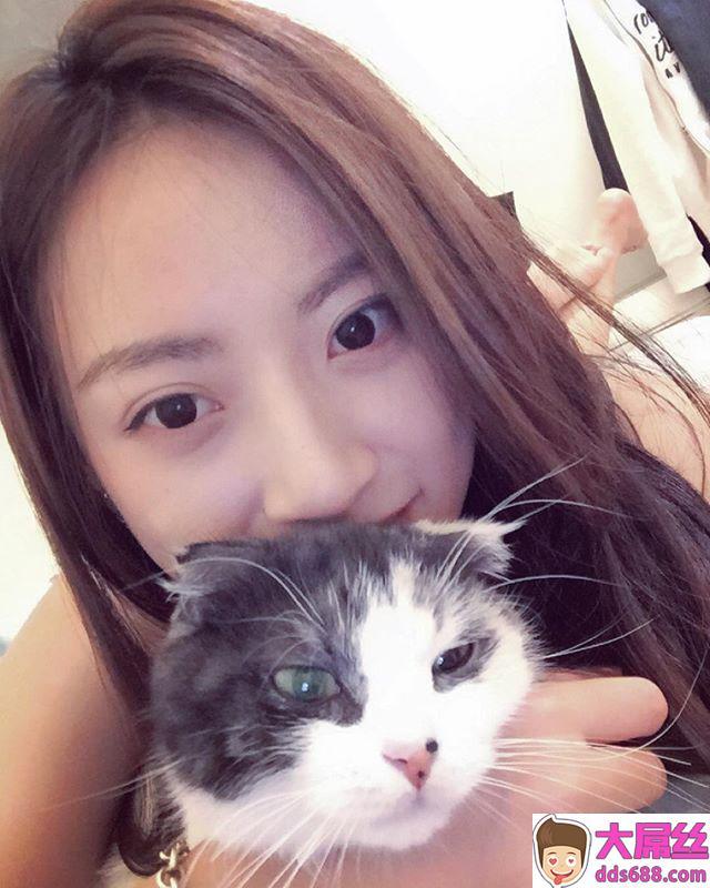 黑熘熘长发清纯正妹我爱你的猫也爱妳