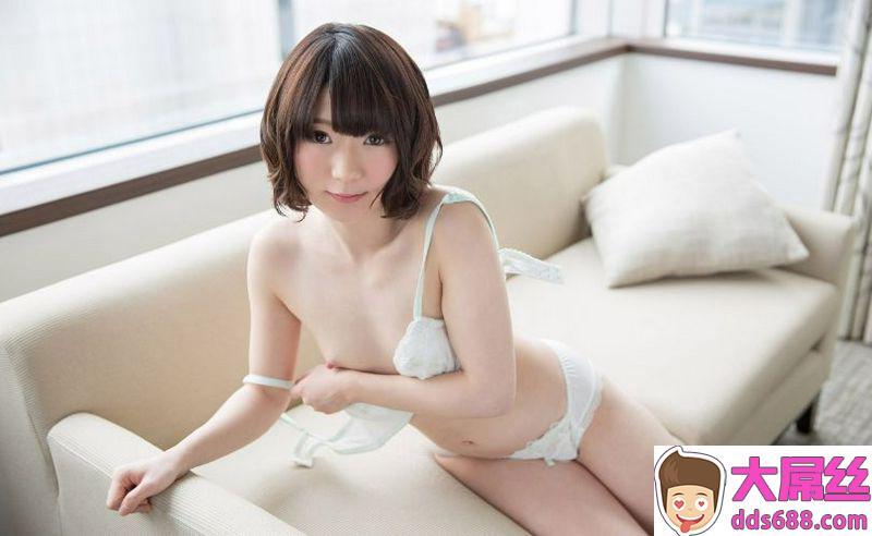 篠崎みお、童顔贫乳な美少女グラドルのパイパンマ●コに中出しSEX