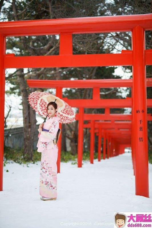 丽质美女猫宝冰天雪地比基尼