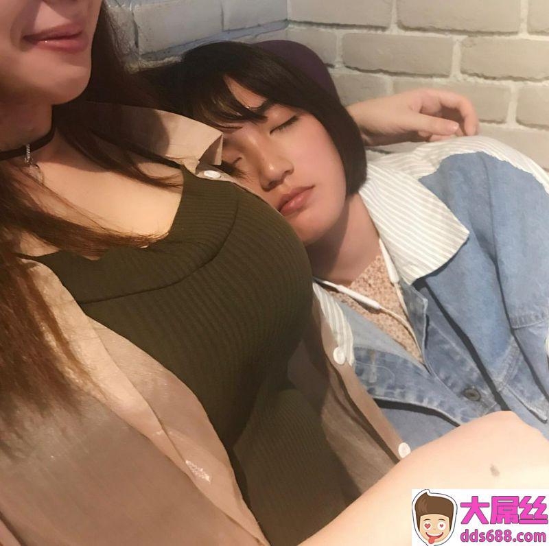 小嗨胸控的最爱露出浑圆美乳让人好想一探究竟